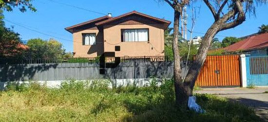 Espaciosa Casa de 2 Pisos en Macul: 5 Dormitorios y Gran Patio Privado